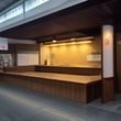 编辑阿凯，男性，二十五六岁，背着双肩包，在书店的畅销书区域用手机扫描二维码，环境明亮轻松